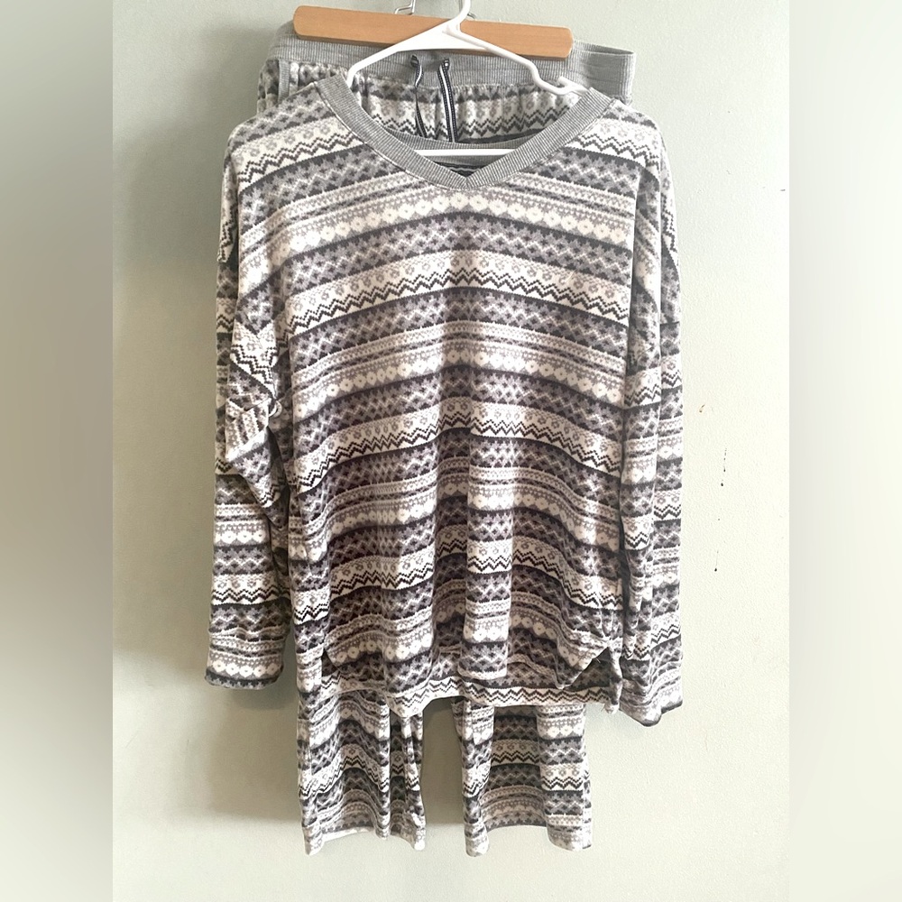 Nautica size medium women’s fleece pajamas. Grey and white